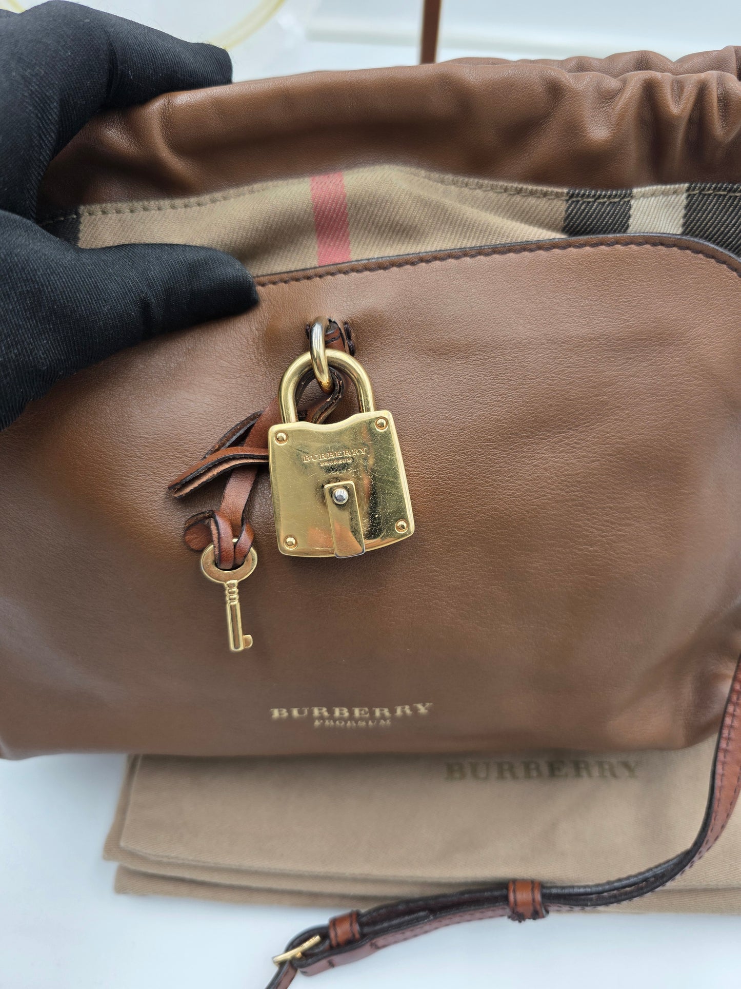 Preloved Burberry Little Crush lock it