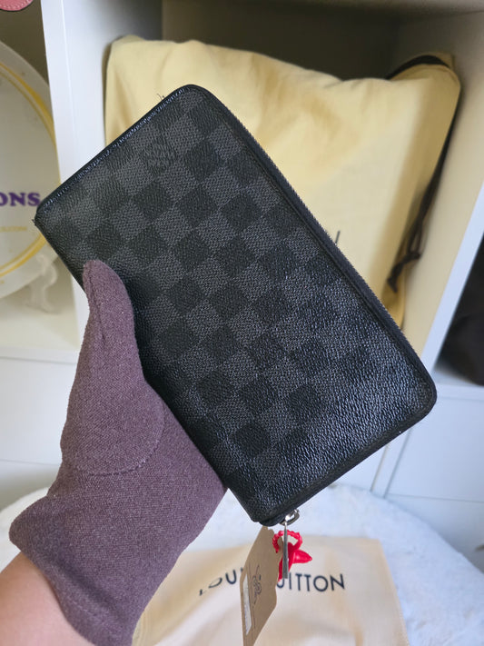 PRELOVED Louis Vuitton Damier Graphite Zippy wallet CA2164 with lv dustbag