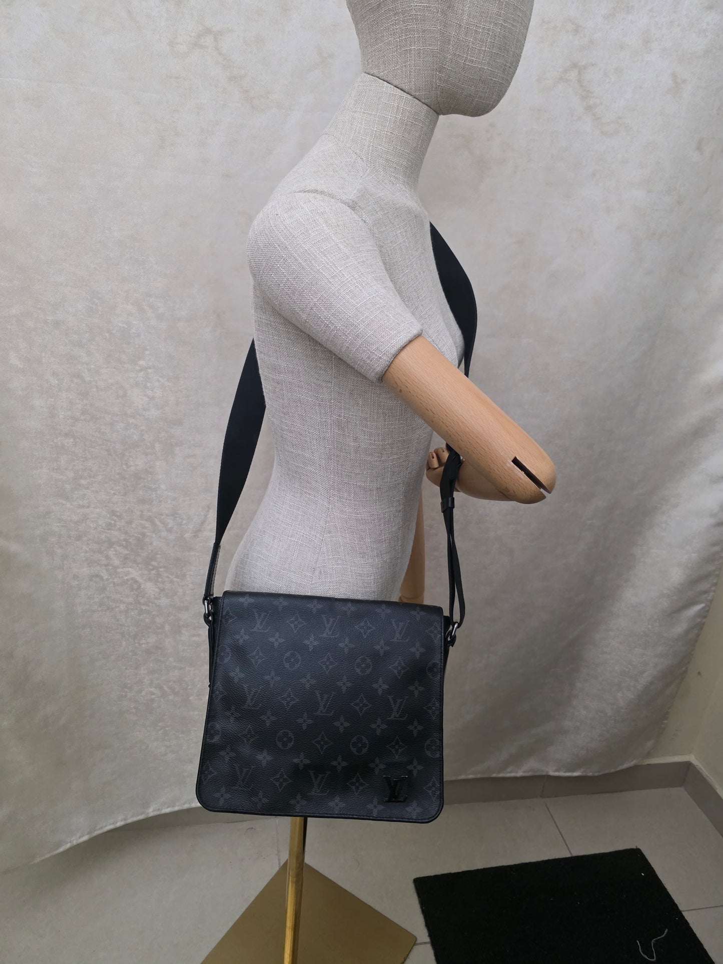 Louis Vuitton DISTRICT MM MESSENGER BAG CA3179