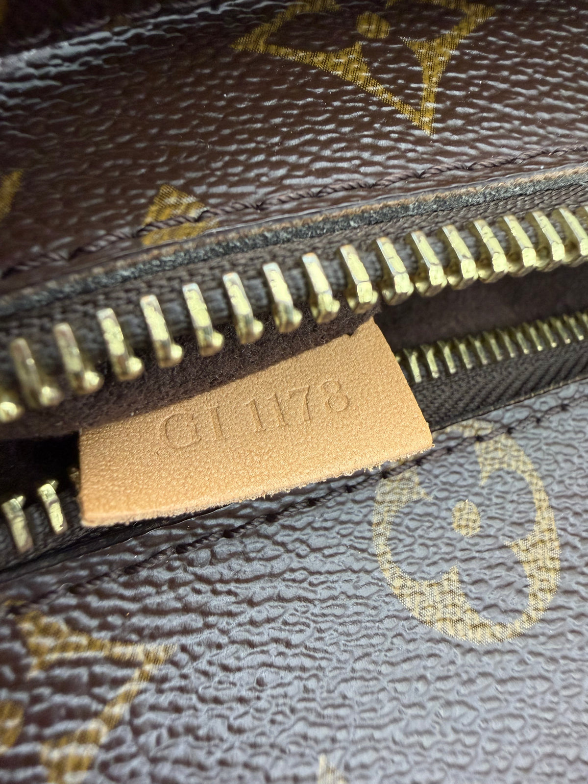 Pre Owned Louis Vuitton Monogram Pochette Metis GI1178
