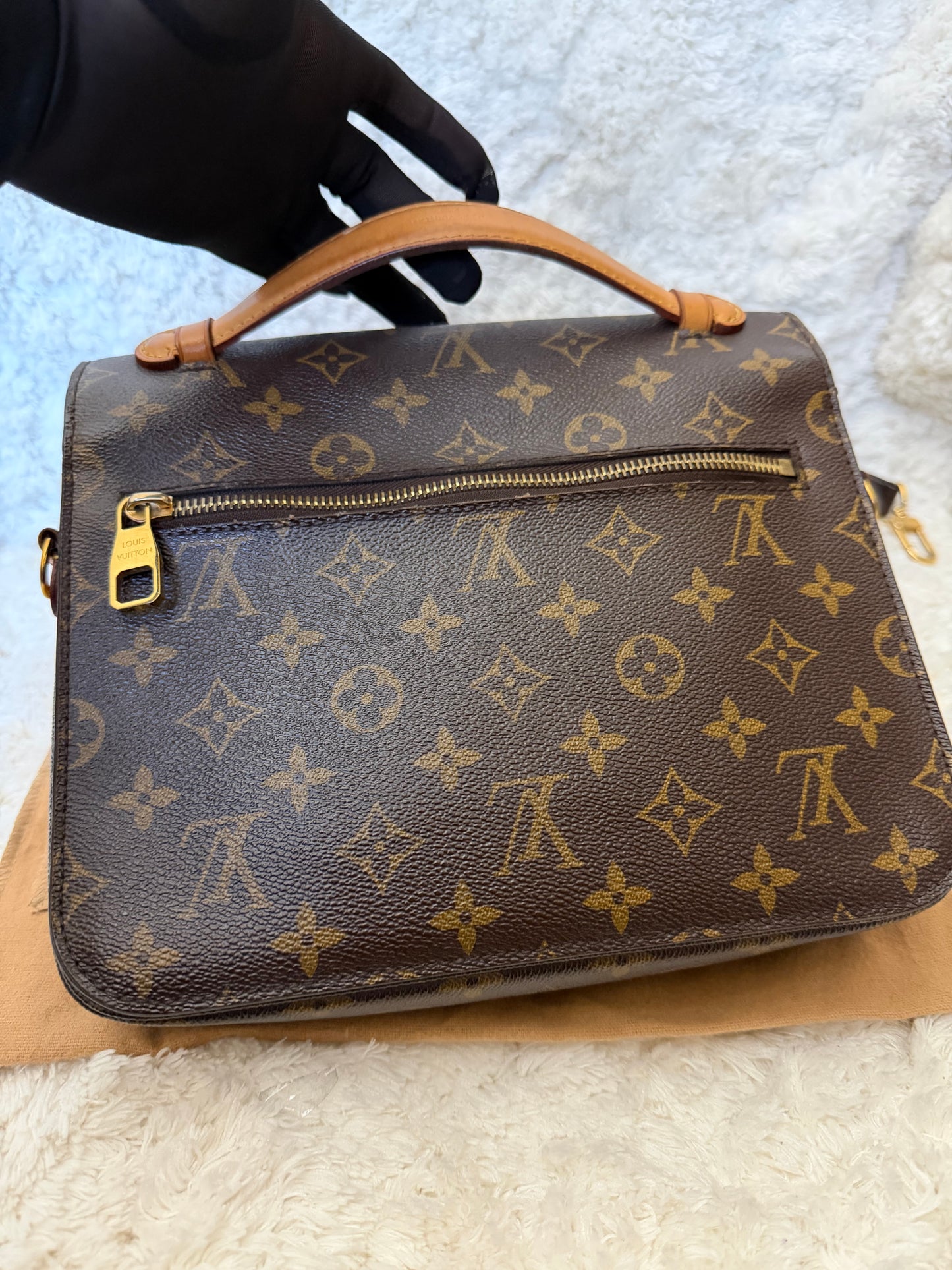 Pre Owned Louis Vuitton Pochette Metis DR2176