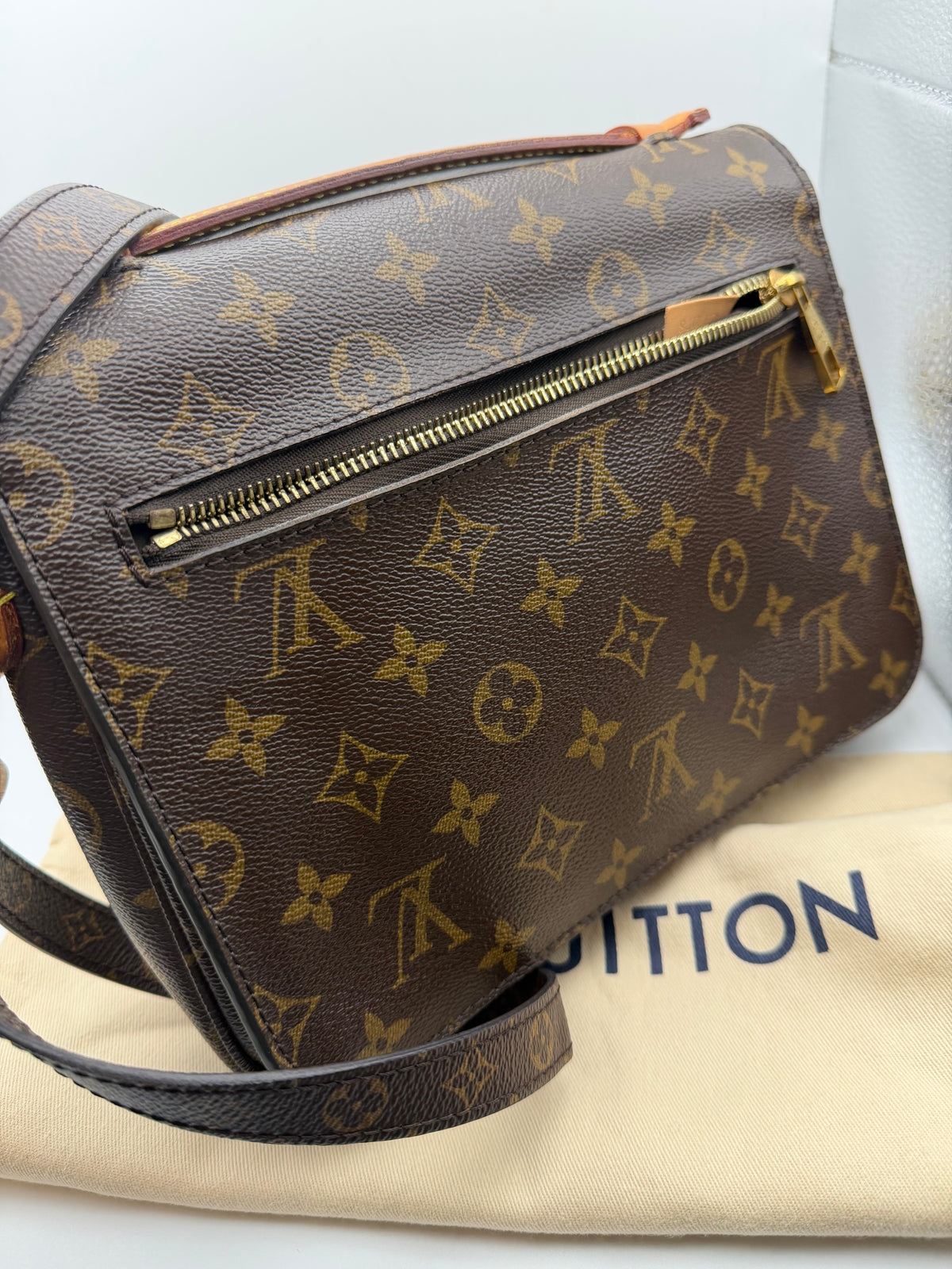 Pre Owned Louis Vuitton Monogram Pochette Metis GI1178