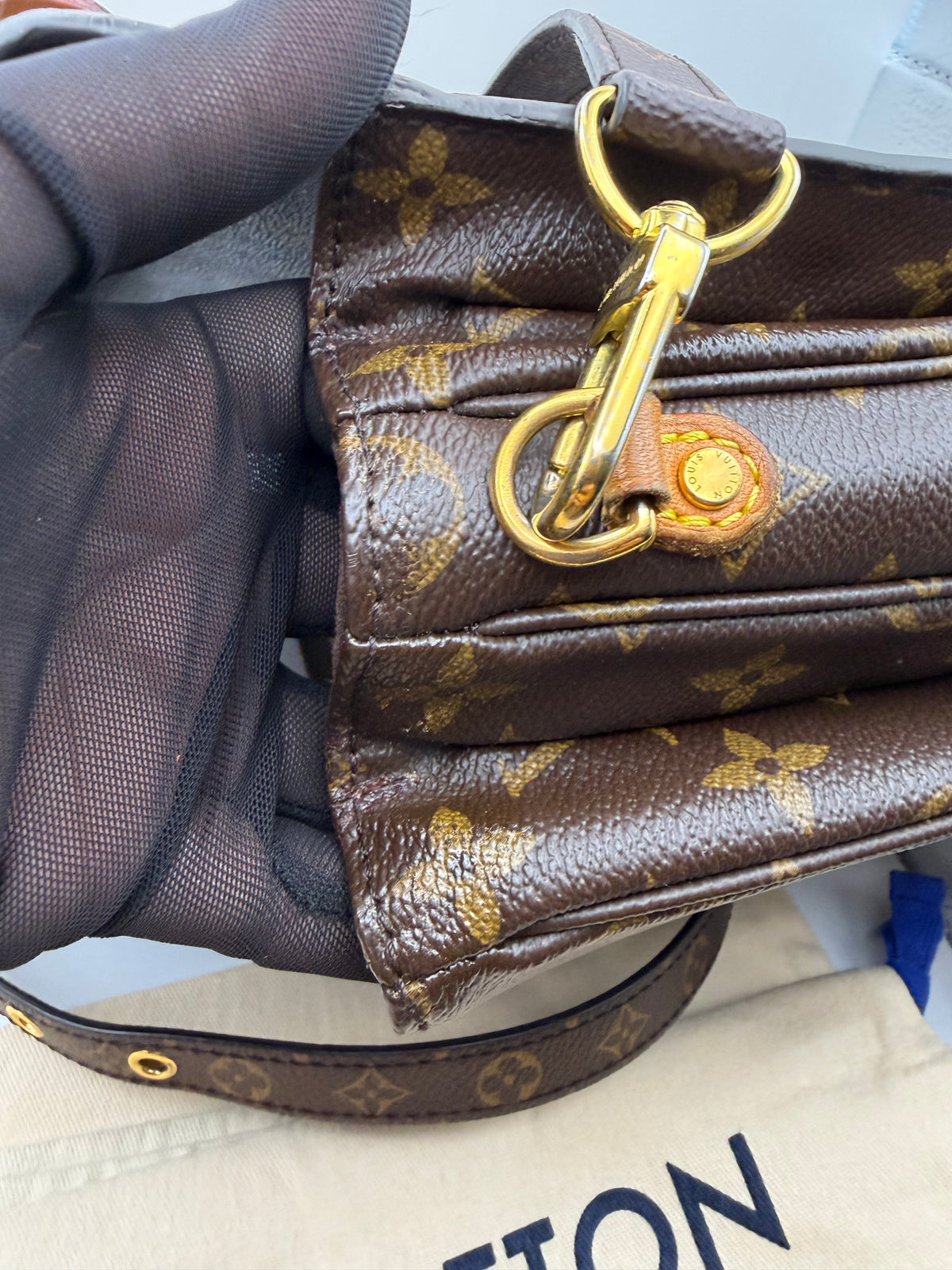 Pre Owned Louis Vuitton Monogram Pochette Metis GI1178