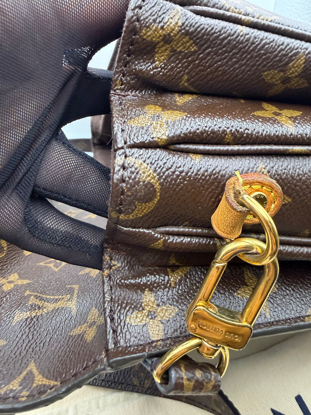 Pre Owned Louis Vuitton Monogram Pochette Metis GI1178
