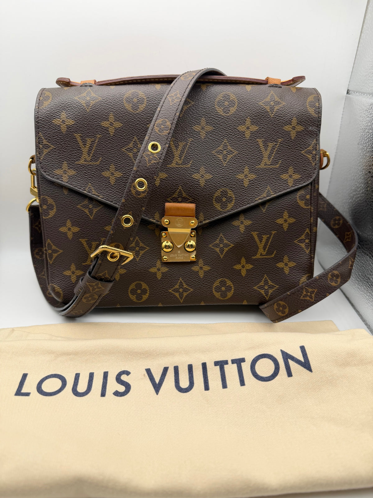 Pre Owned Louis Vuitton Monogram Pochette Metis GI1178