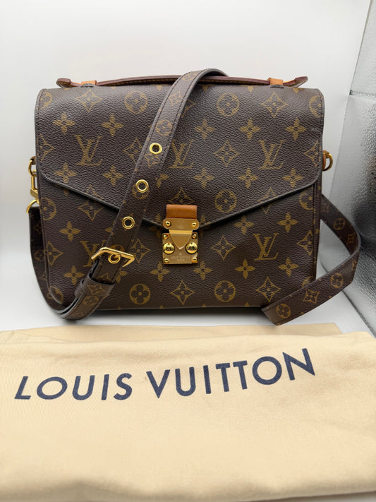 Pre Owned Louis Vuitton Monogram Pochette Metis GI1178