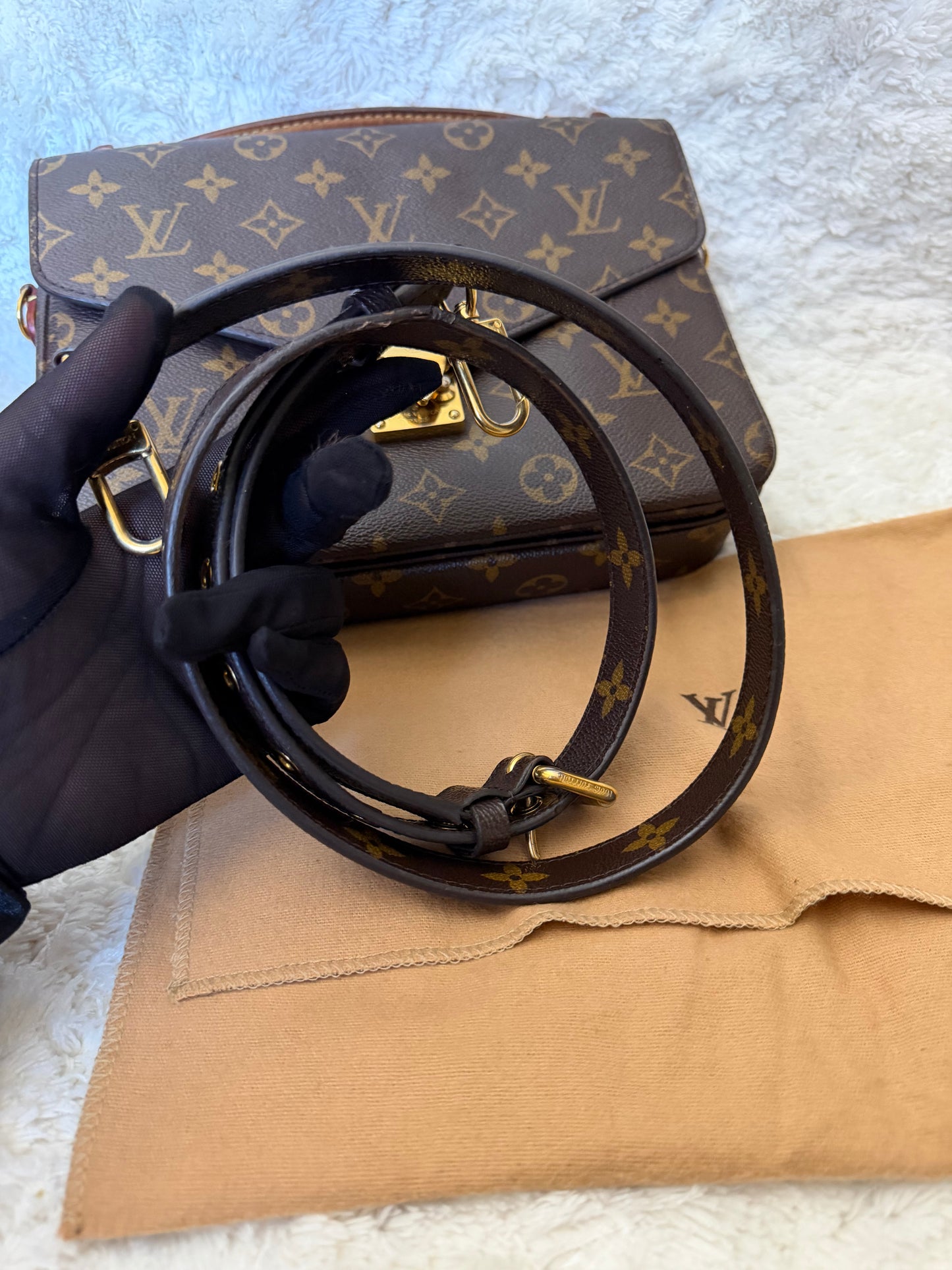 Pre Owned Louis Vuitton Pochette Metis DR2176