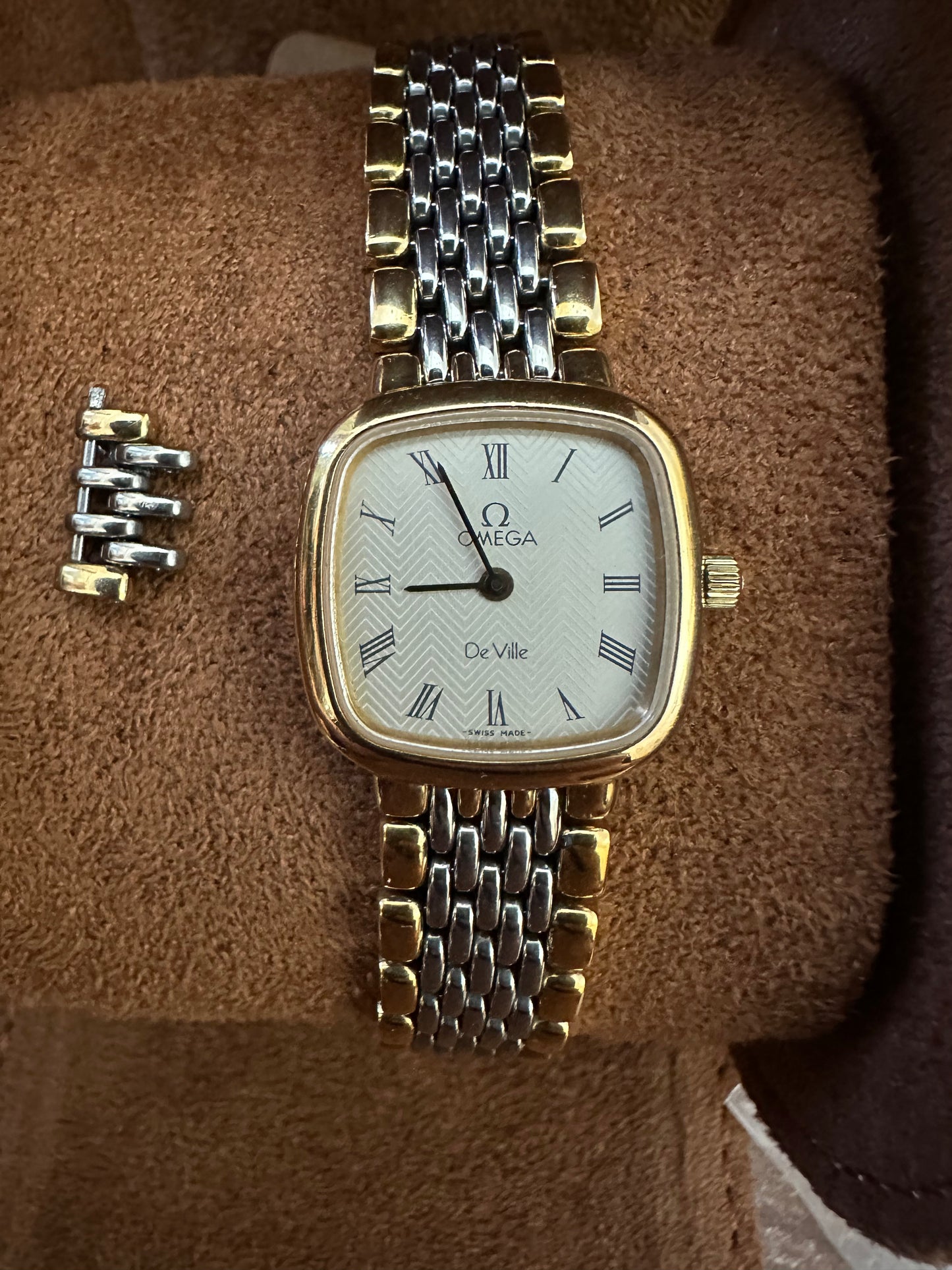 PRE OWNED ONEGA DEVILLE QUARTZ WATCH WITH EXTRA LINK 6151/441