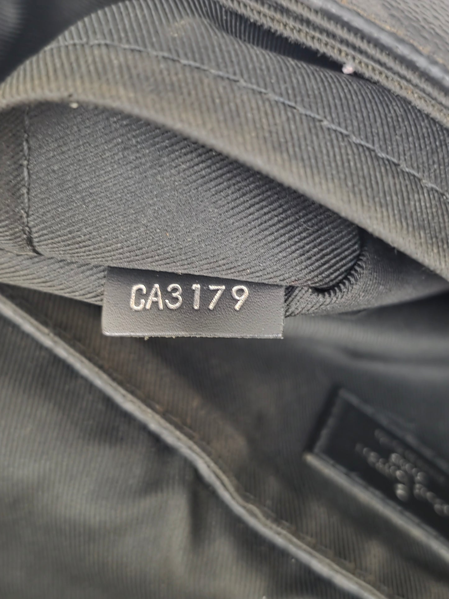 Louis Vuitton DISTRICT MM MESSENGER BAG CA3179