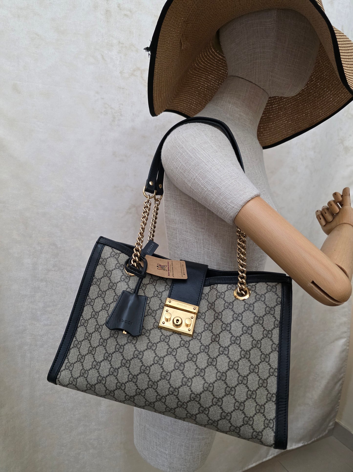 Pre-Owned Gucci GG Supreme MEDIUM 32 cm Padlock Shoulder Bag