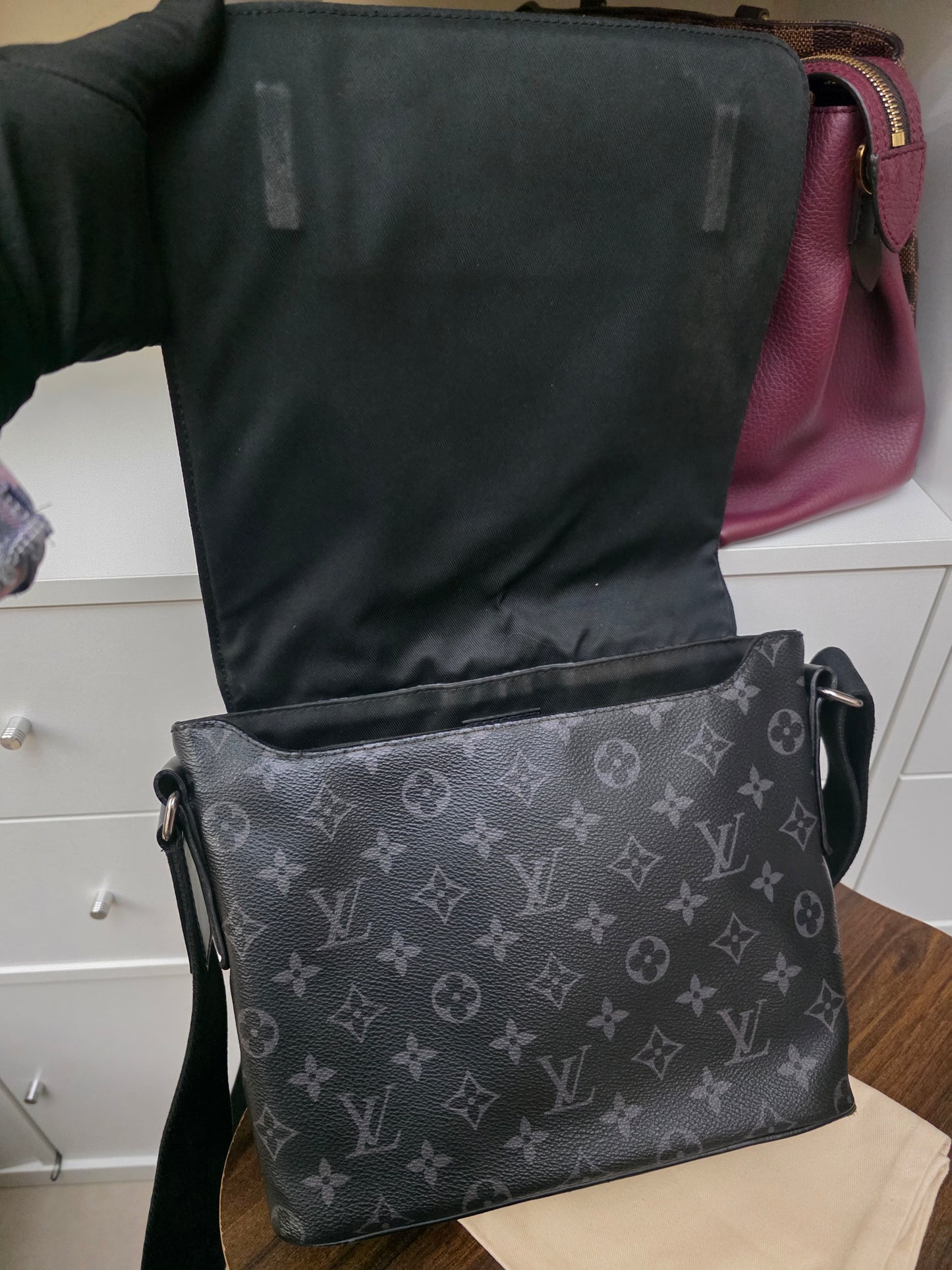 Louis Vuitton DISTRICT MM MESSENGER BAG CA3179